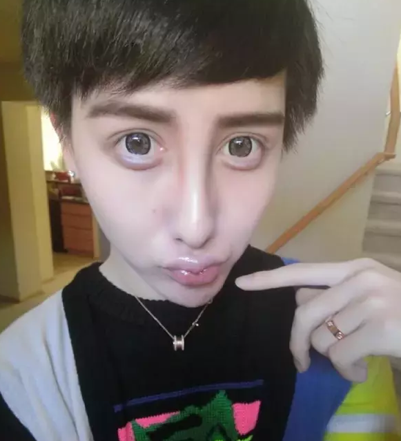 前几天翻看微博,发现一个更奇葩的女子:桃花宝宝—李美人有木有觉得