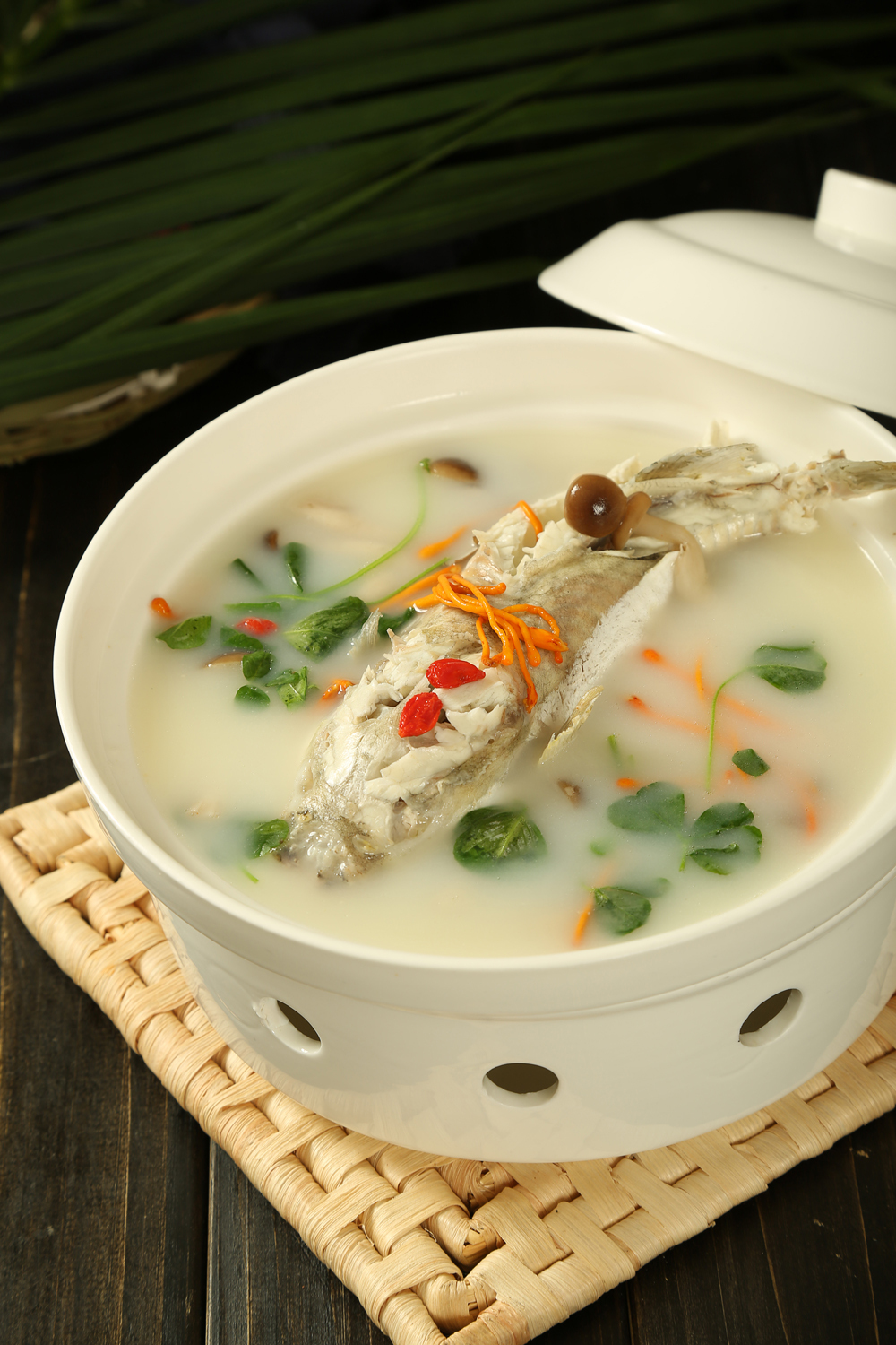 在烹饪上吸收了明清时期经典河豚菜肴红烧河豚的做法,菜品汤汁浓厚