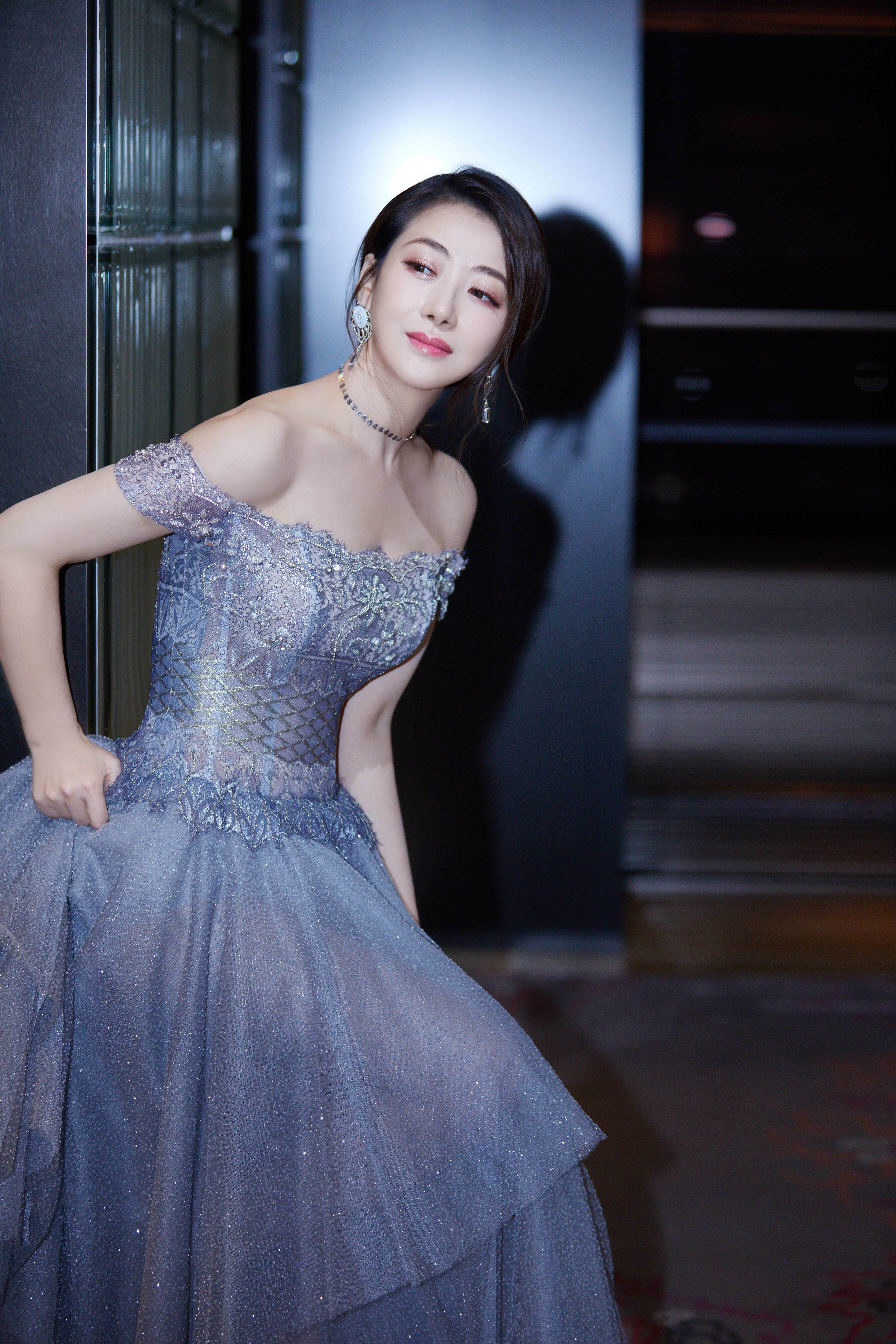 演员陈紫函身穿淡蓝色星空纱裙搭配造型独特的耳环出镜,裙子收腰的