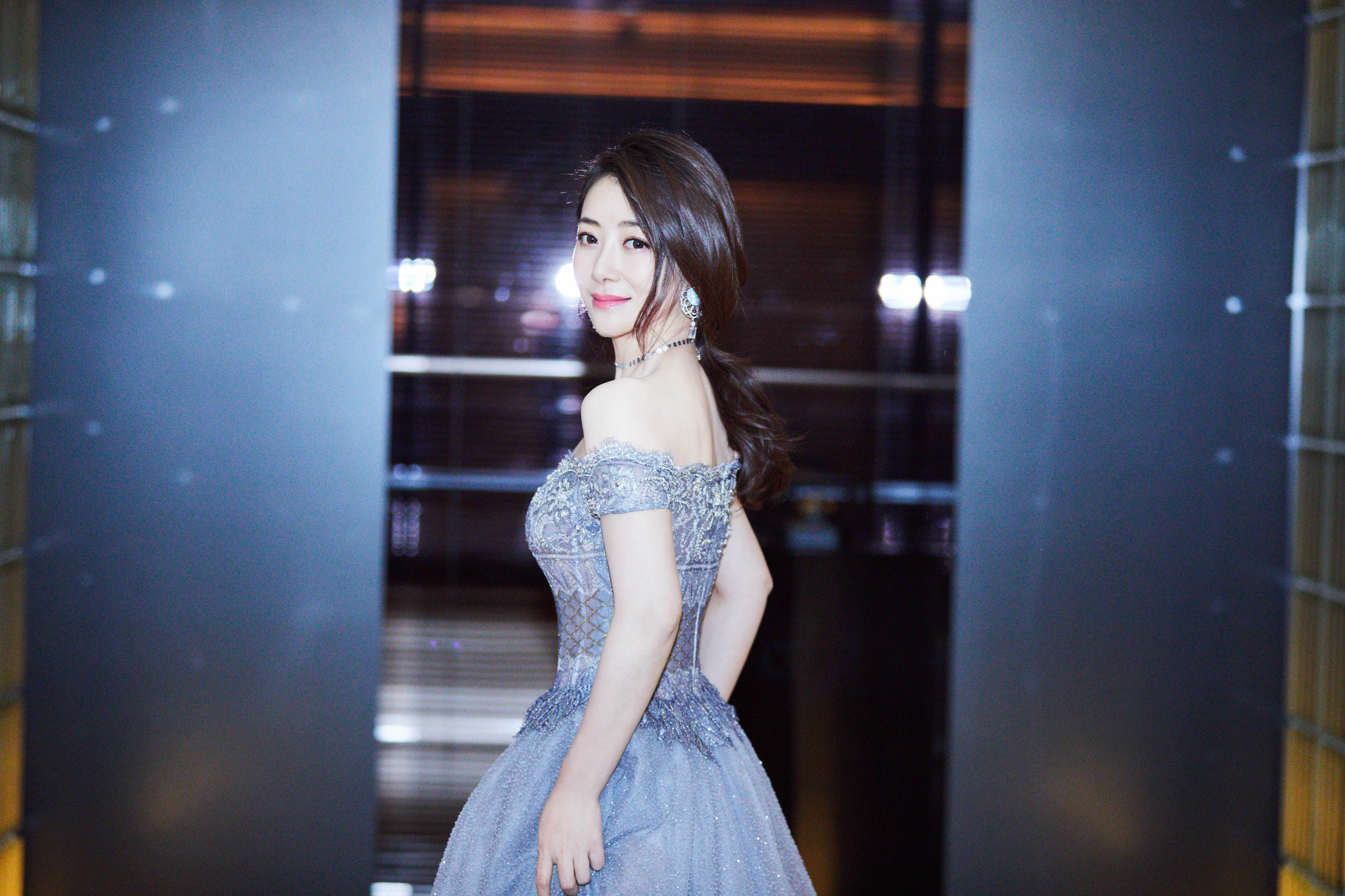 陈紫函身穿星空纱裙自信优雅大秀香肩美背