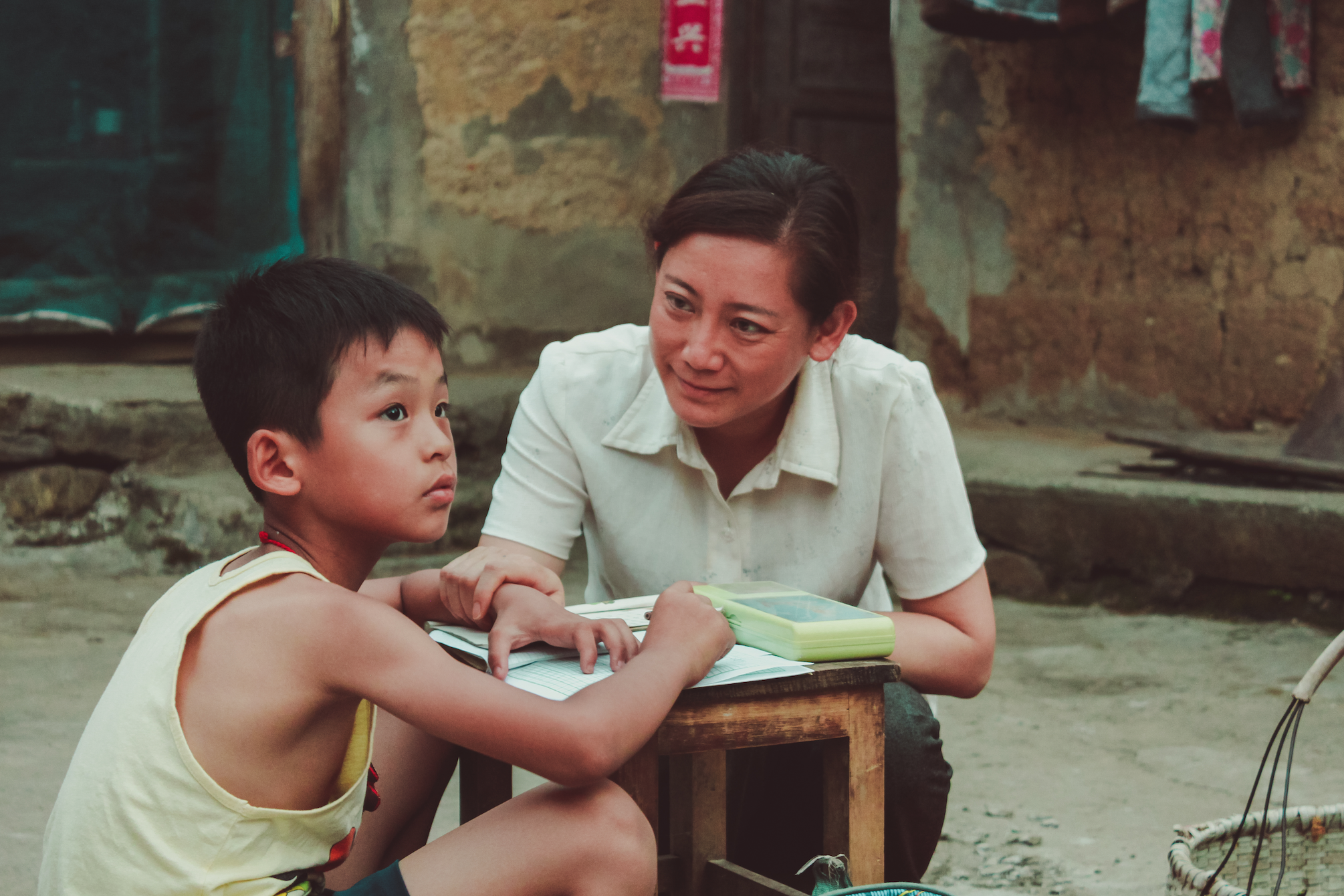 电影《好好回家》预告:爸爸妈妈,你们在哪里?