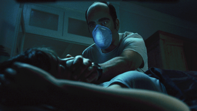 小莫当你熟睡可怕恐怖黑影半夜潜伏熟睡单身女子床下