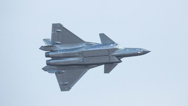 f22能飞2万米高,苏57到1.9万米,歼20能飞多高呢?