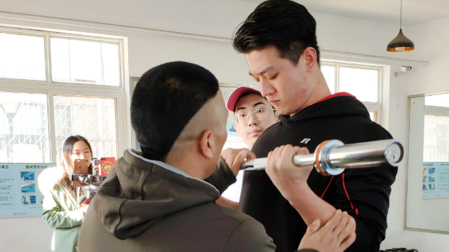 禚中华健身学院小班授课二头弯举