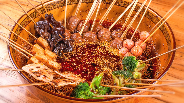 东北夫妻街头摆摊卖麻辣串10年赚了2套价值百万的楼房