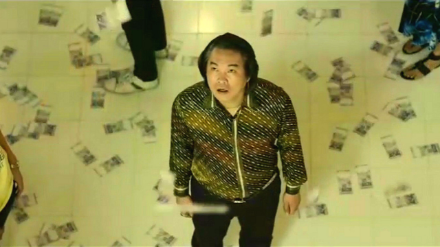 小伙被告知,自己财富越多活得越短,于是他开始满街扔钱_凤凰网视频_凤凰网