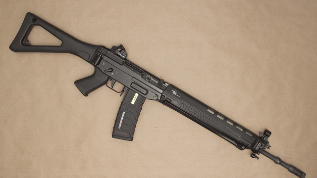 世界前三的突击步枪设计连接卡笋能同时安装多个弹匣