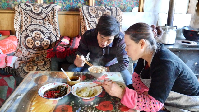 甘肅老家的羊肉米麵條,拌上油潑辣子,色香味美,家裡吃不錯的