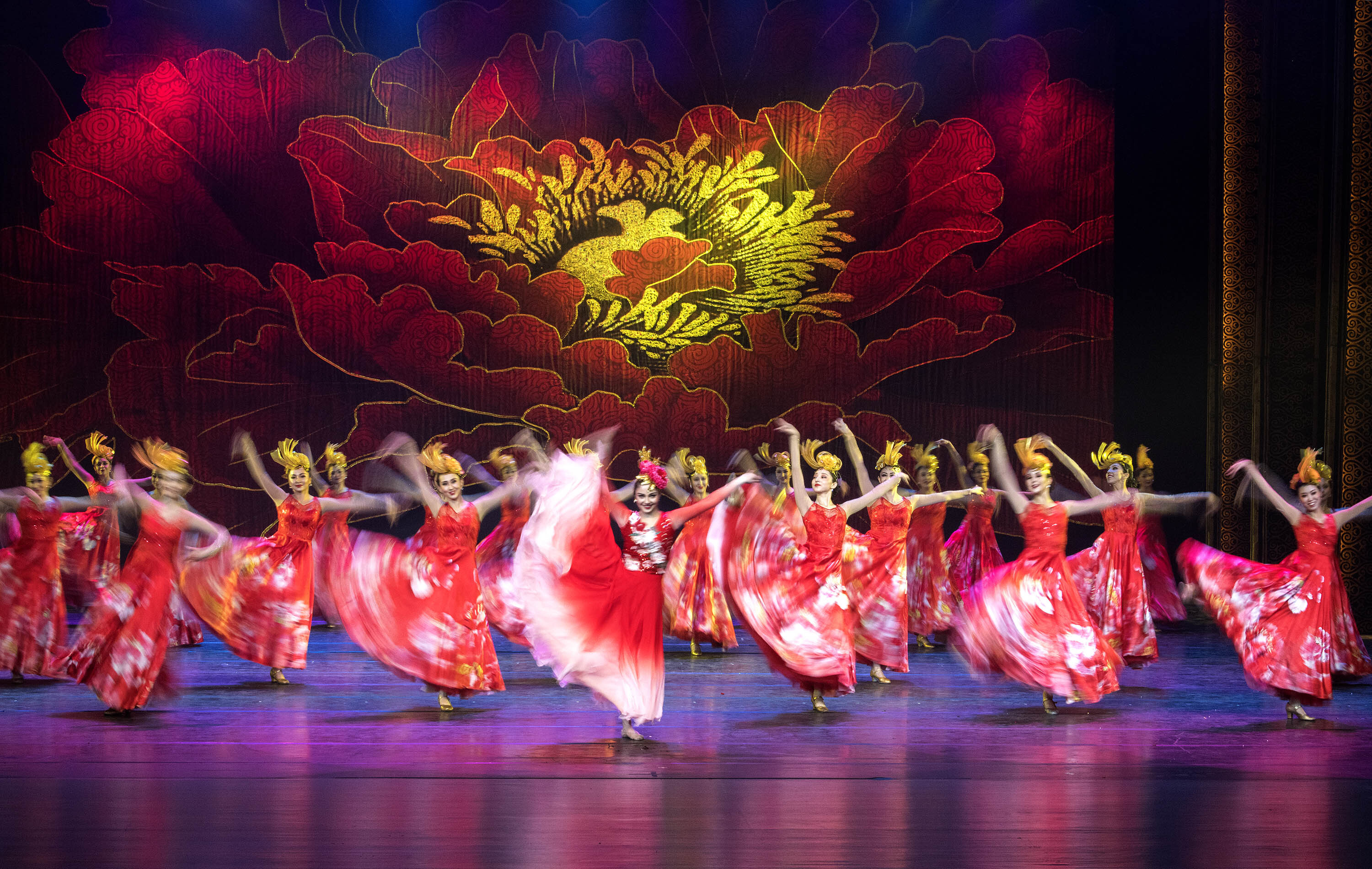 歌舞诗《阳光下的舞步》用歌声和舞蹈赞美"新疆是个好地方"__凤凰网