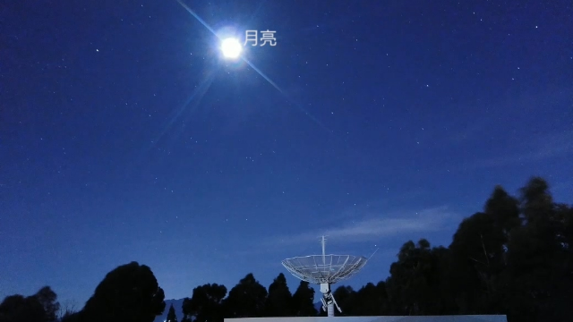 射电望远镜上空的火星伴月
