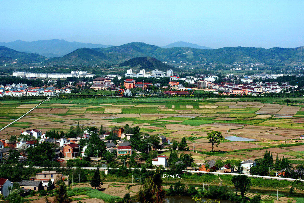 时间跨度从2008年只2018年,多角度拍摄汤池全景,反映汤池温泉小镇的