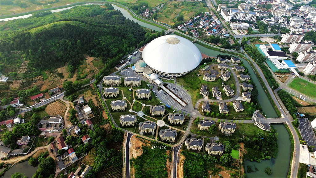 时间跨度从2008年只2018年,多角度拍摄汤池全景,反映汤池温泉小镇的