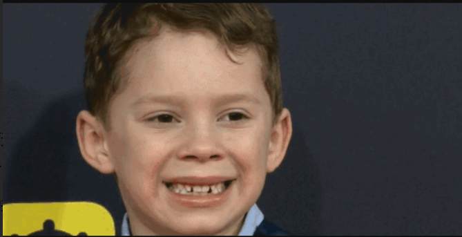 假笑男孩不该被心疼__凤凰网