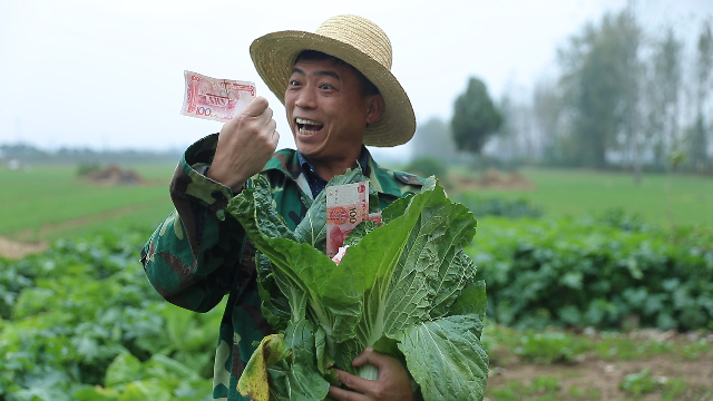 小伙自创歌曲没钱也幸福唱出咱农民朴实的心声