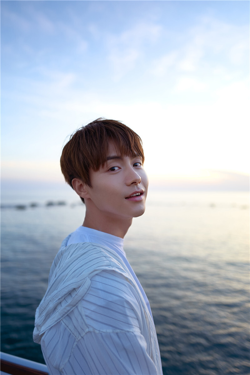 马天宇《观心》湛蓝系写真曝光 海边游走自在观心