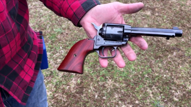 点22lr口径转轮手枪加弹退弹都挺麻烦射速倒是挺快