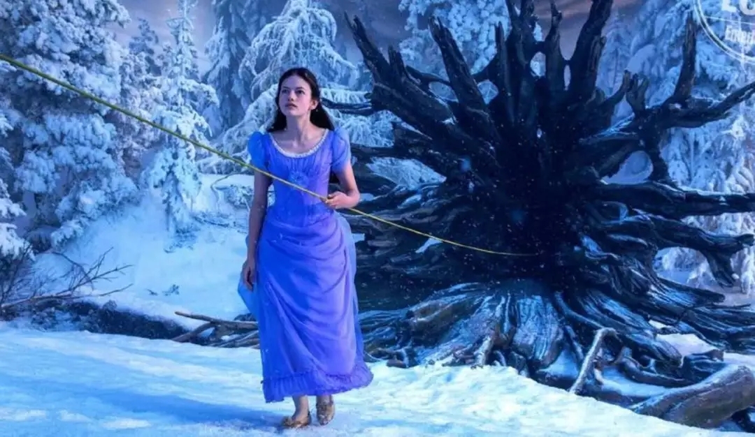 整部电影中,小编最喜欢女主从树洞中走出,穿越到玩具王国中的场景.