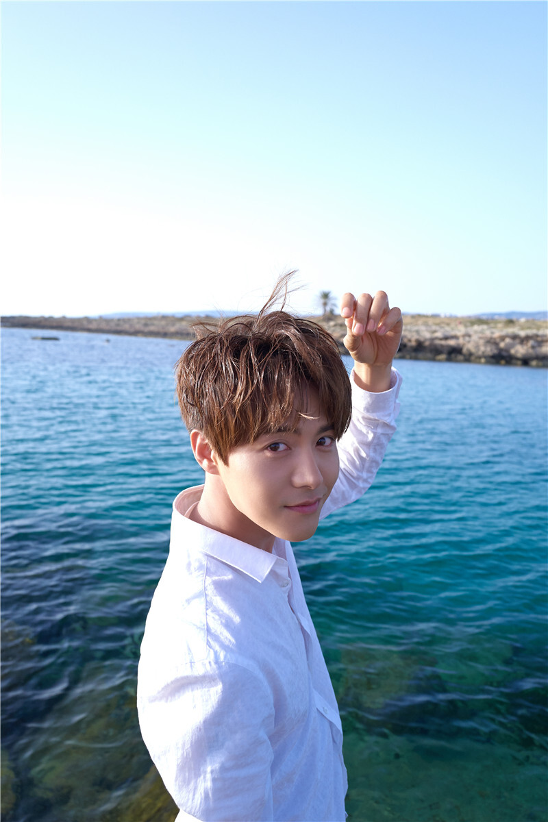 马天宇《观心》湛蓝系写真曝光 海边游走自在观心