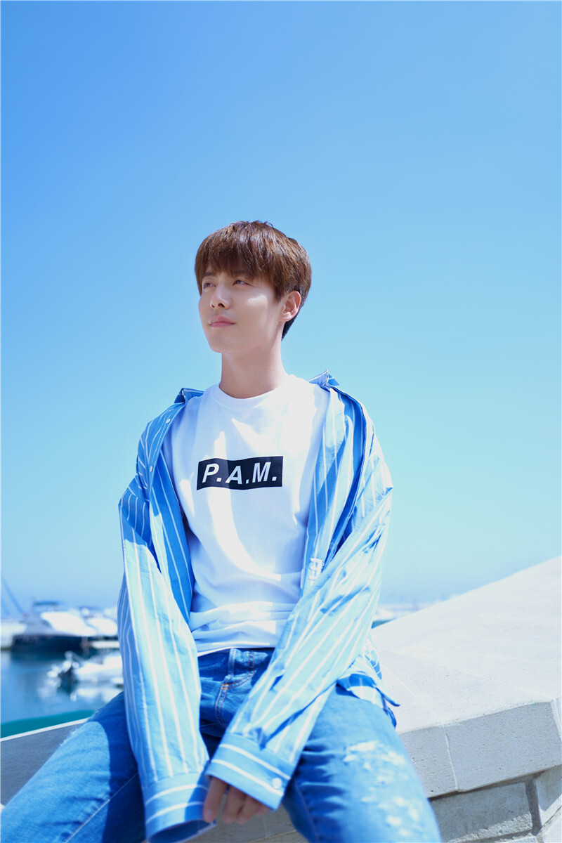 马天宇《观心》湛蓝系写真曝光 海边游走自在观心