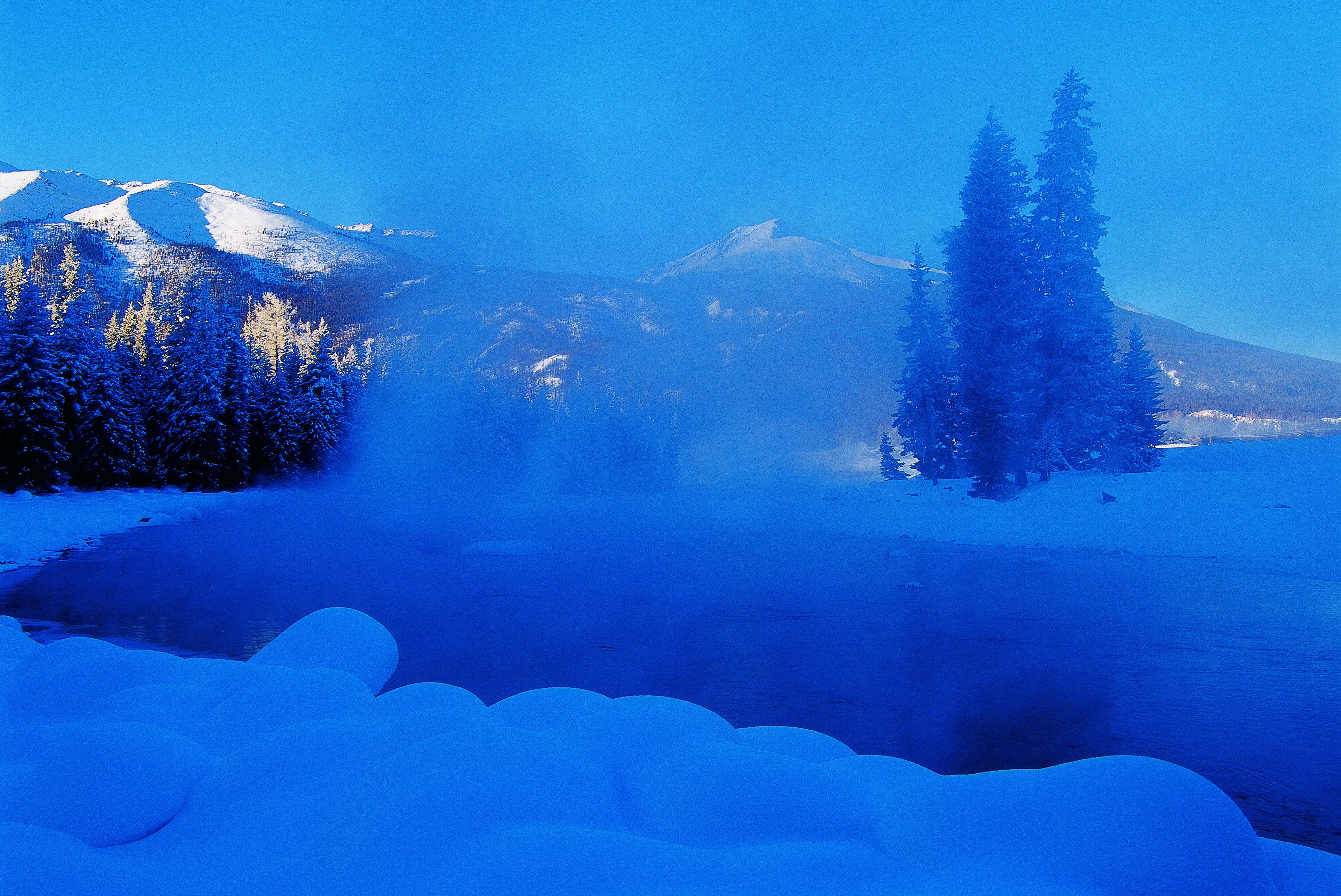 玉带般的喀纳斯在冰川雪岭下蜿蜒而过,让人心驰神往