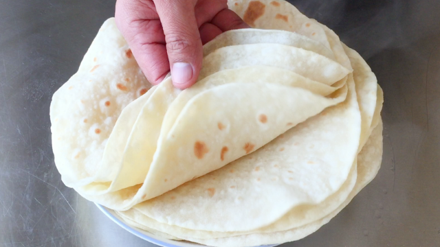 一大摞柔软筋道的白面饼既有温暖又有亲情小火一次吃10张