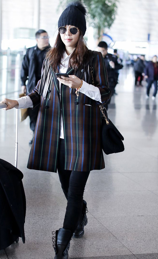 女神张静初机场街拍带毛球帽可爱甜笑越活越少女