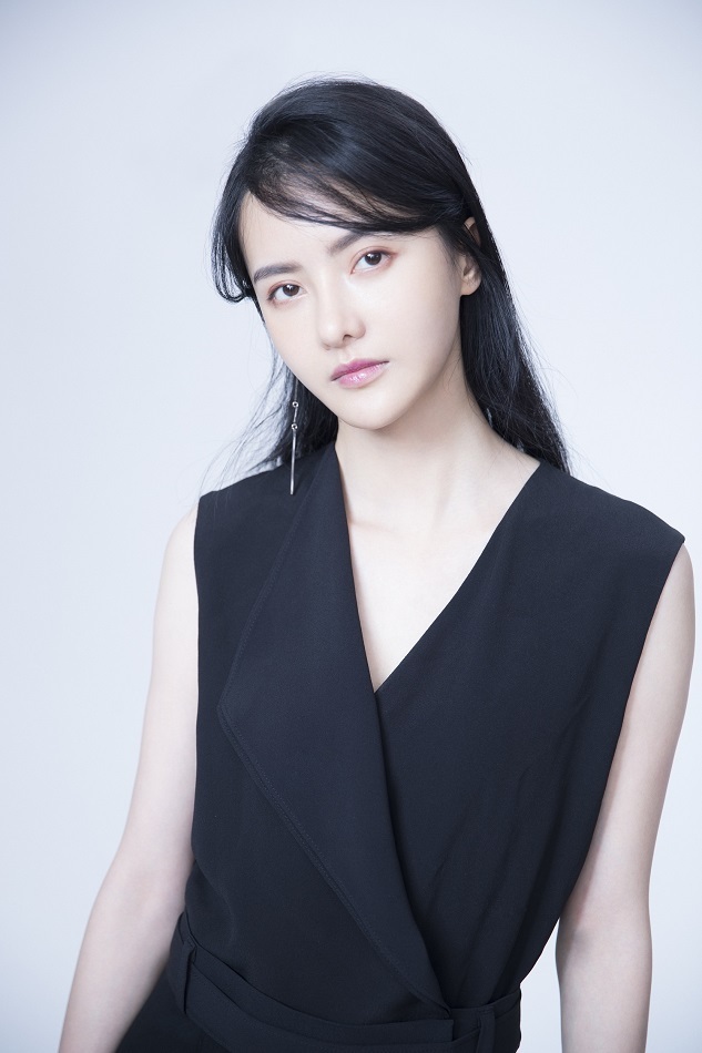 张芷溪玩转单品搭配 优雅高级大秀纤腰