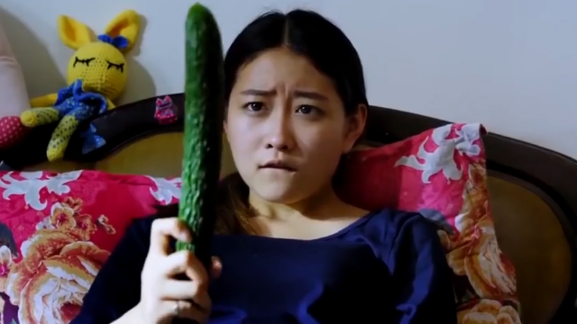 漂亮姐姐回家发现没人看见了厨房的黄瓜决定