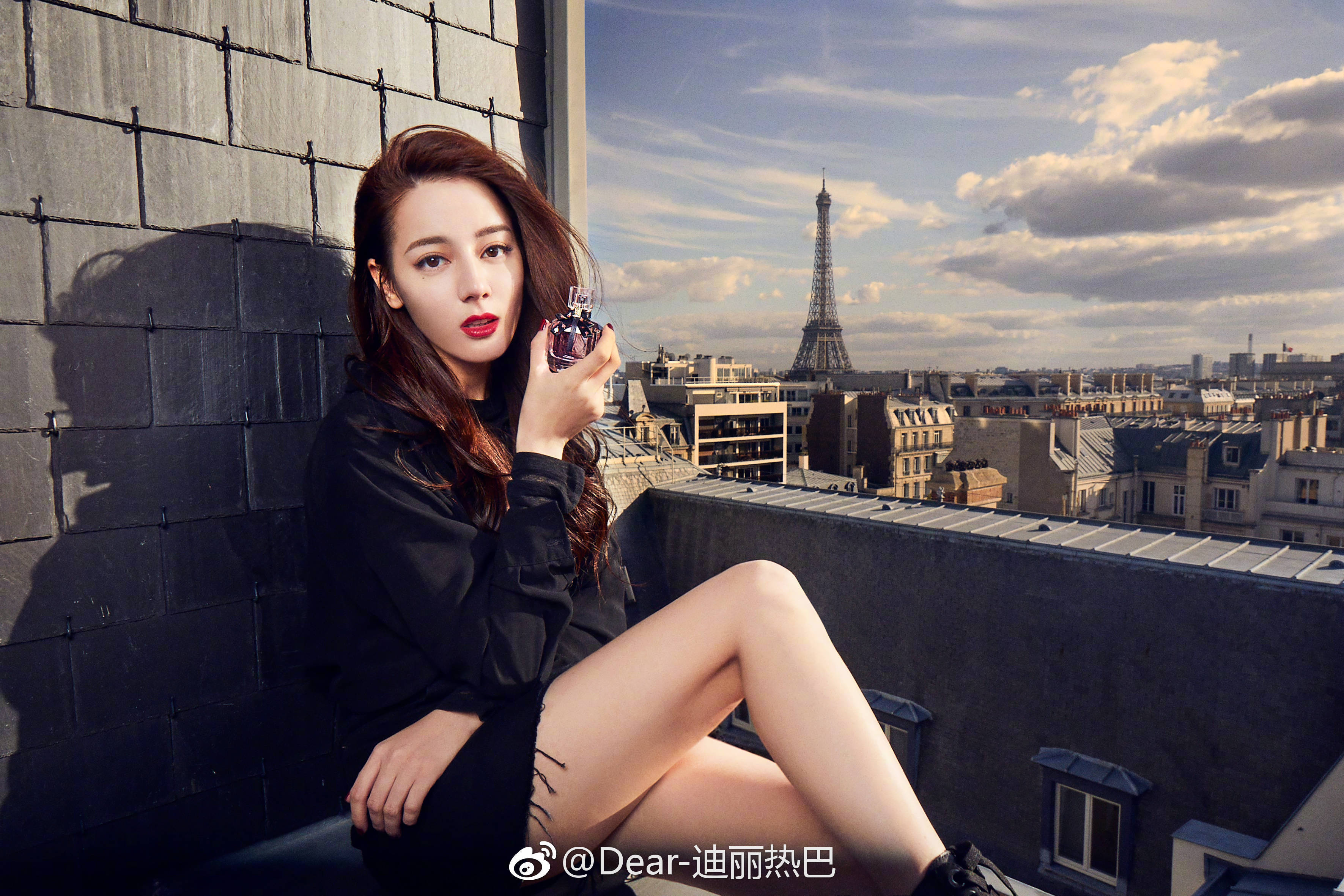 迪丽热巴身穿黑色皮衣,帅的一塌糊涂