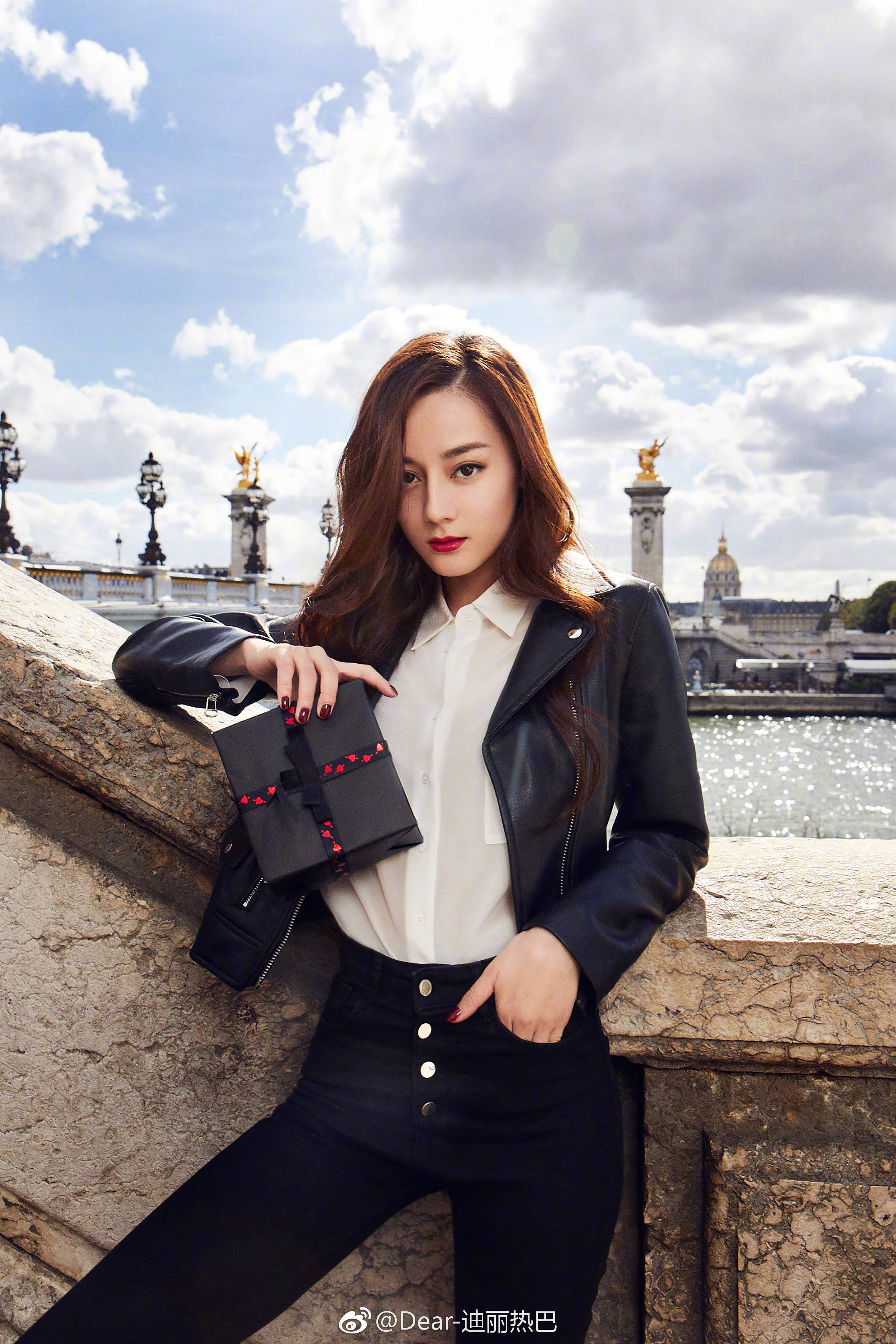 迪丽热巴身穿黑色皮衣,帅的一塌糊涂__凤凰网