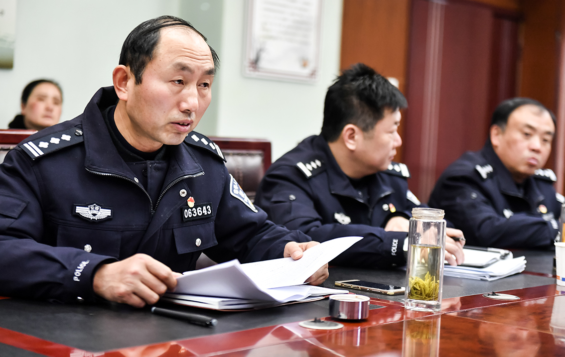 安徽巢湖:多家媒体记者聚焦春运 为交警建言献策__凤凰网