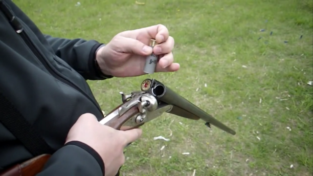 有两个扳机的ТОЗ66双管猎枪慢动作射击欣赏