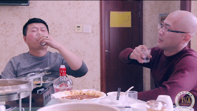 两人喝酒一个伶仃大醉一个却头脑清醒太有趣了