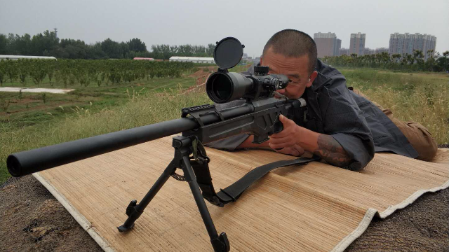 中国新一代的狙击枪王亮相珠海航展射程达到1200m
