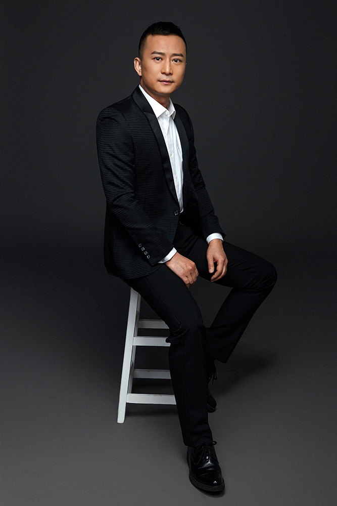 作为09京人94艺术剧院的一名演员,刘一辉以话剧舞台出道.