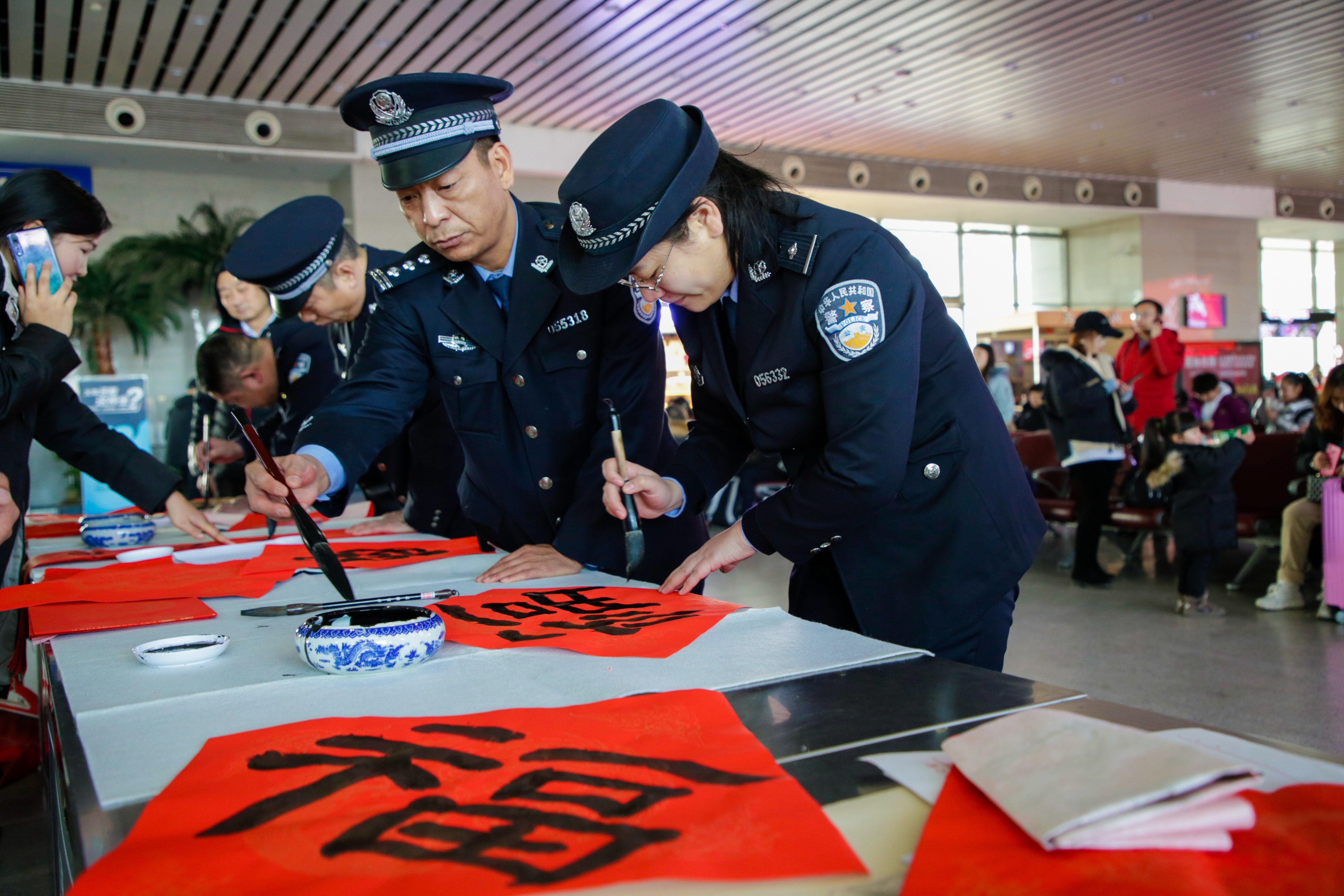 筆墨迎春洛陽鐵警現場送福祝平安