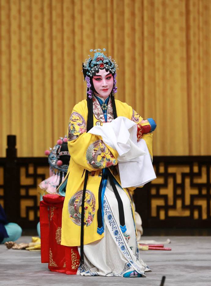 一帔一衣,细微之处见精神