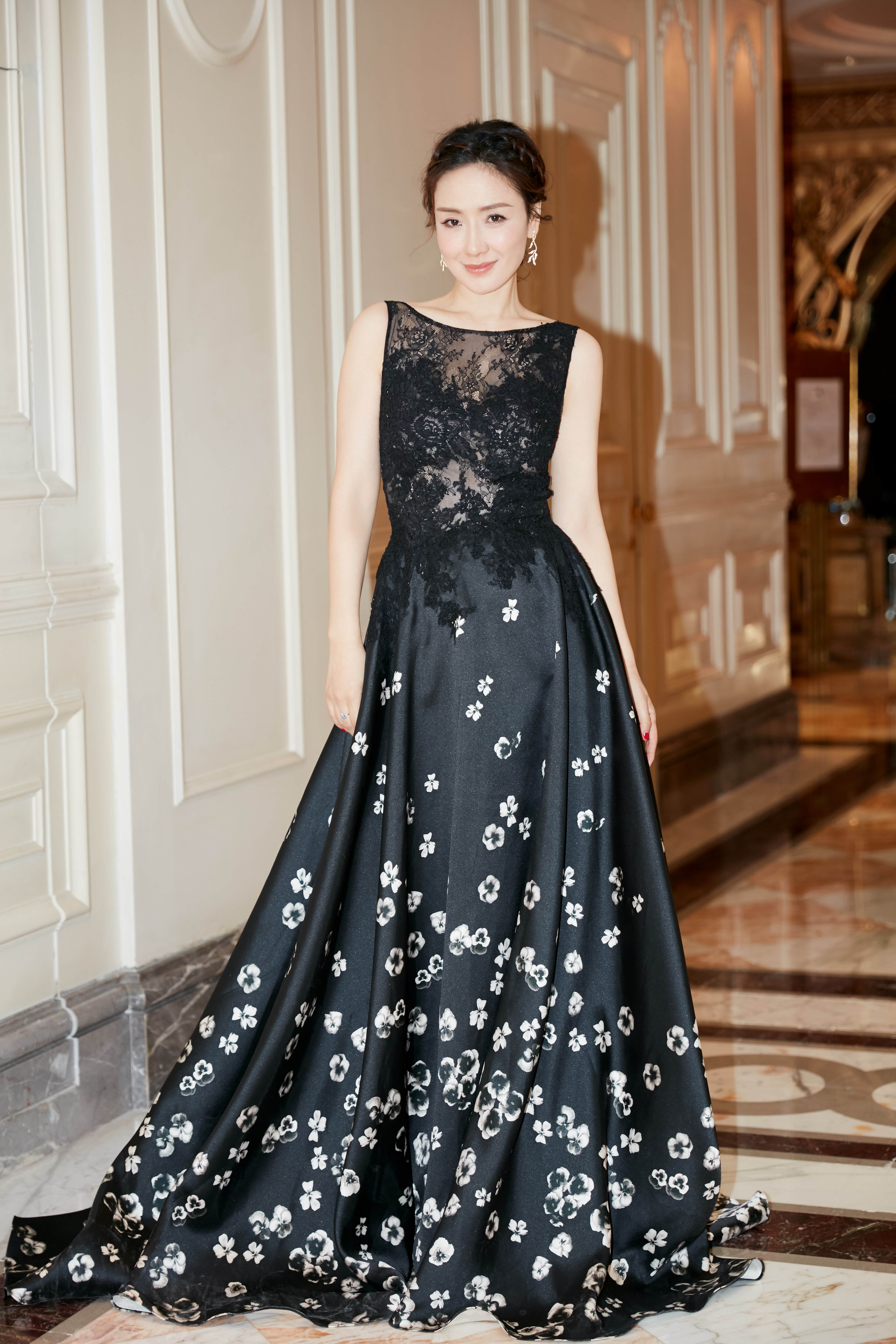 演员孙宁出席慈善晚宴,一席黑色长裙惊艳亮相红毯