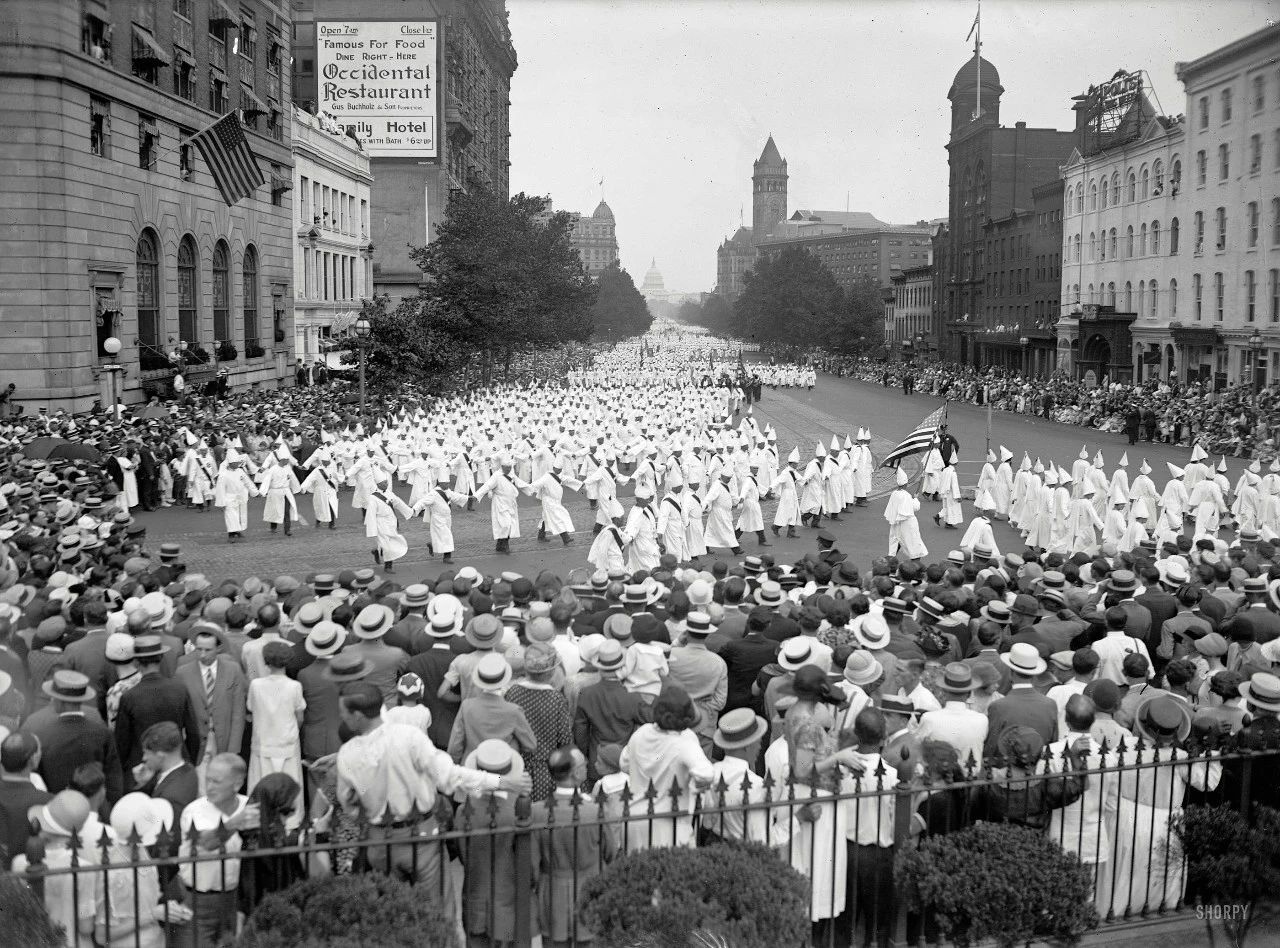 1920年代美国华盛顿国会大厦前的三k党大游行,有35000名成员参加,周围