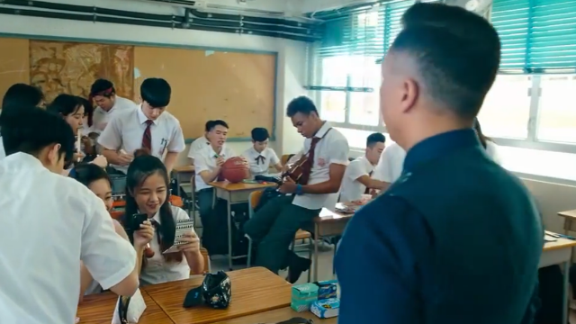 班上刺头学生太多,新老师却一点都不怕,这可比打仗轻松多了