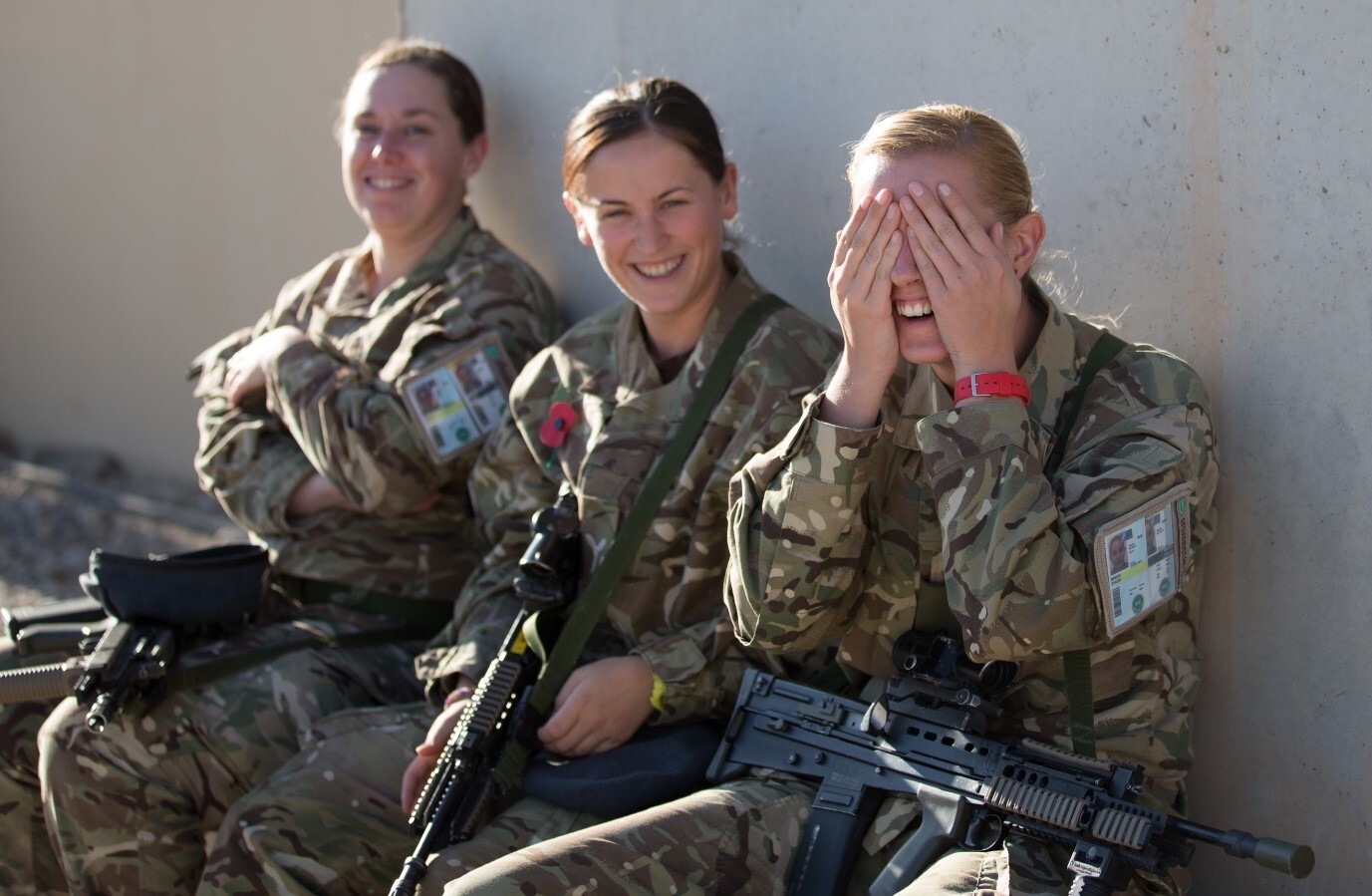 美军女兵通过魔鬼训练 或成为首位女性“绿色贝雷帽”_凤凰网