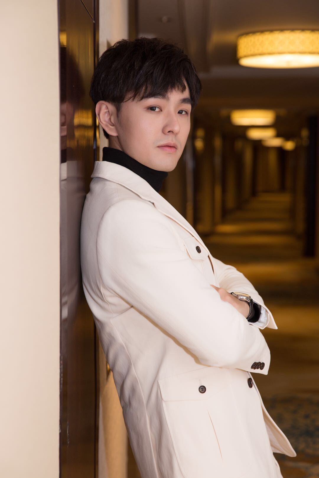 超凡魔术师邓男子出席时尚集团时尚春晚 绚丽魔术夺目全场