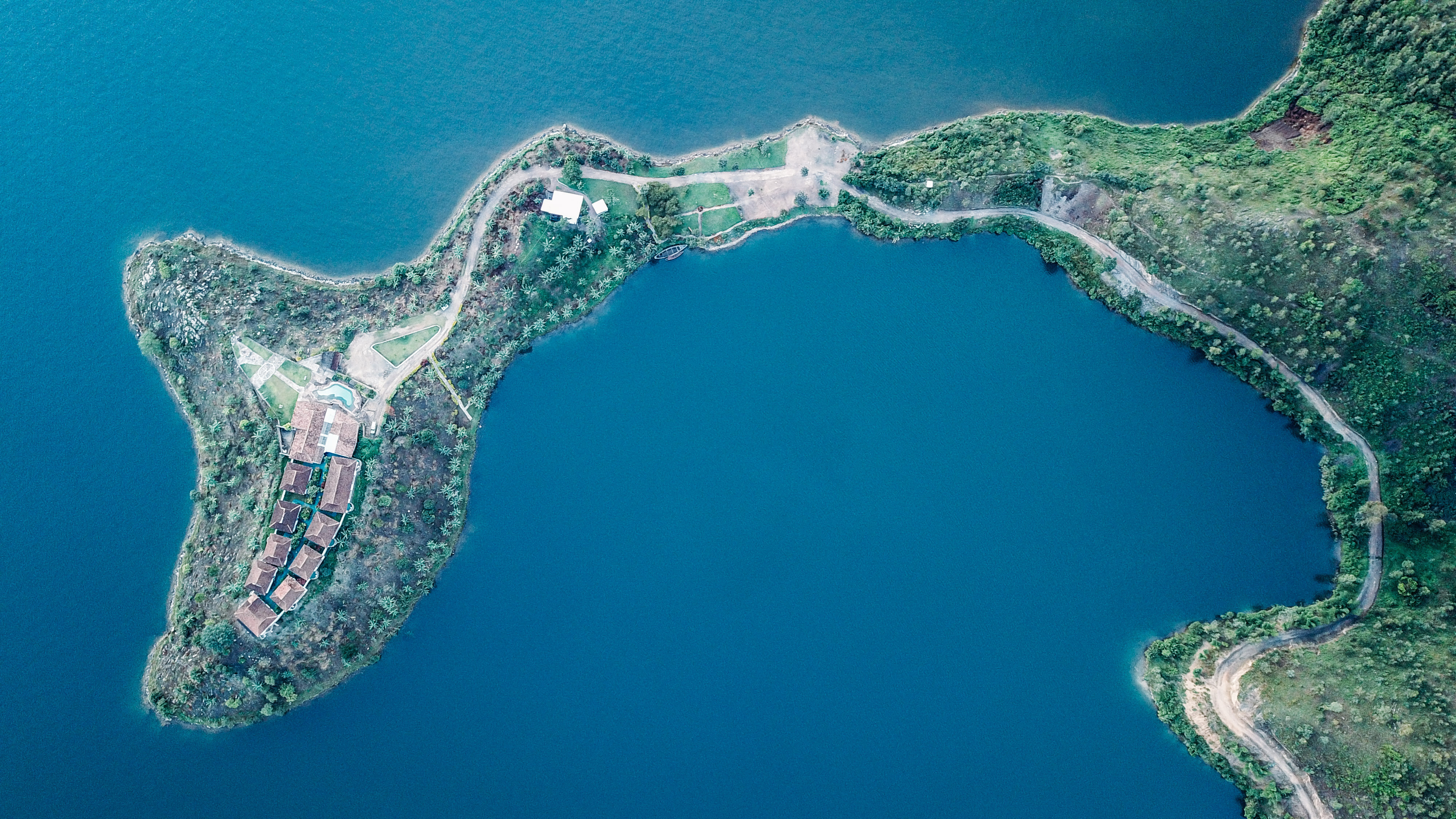 基伍湖:是中部非洲最高的湖泊,也是非洲的大湖之一.