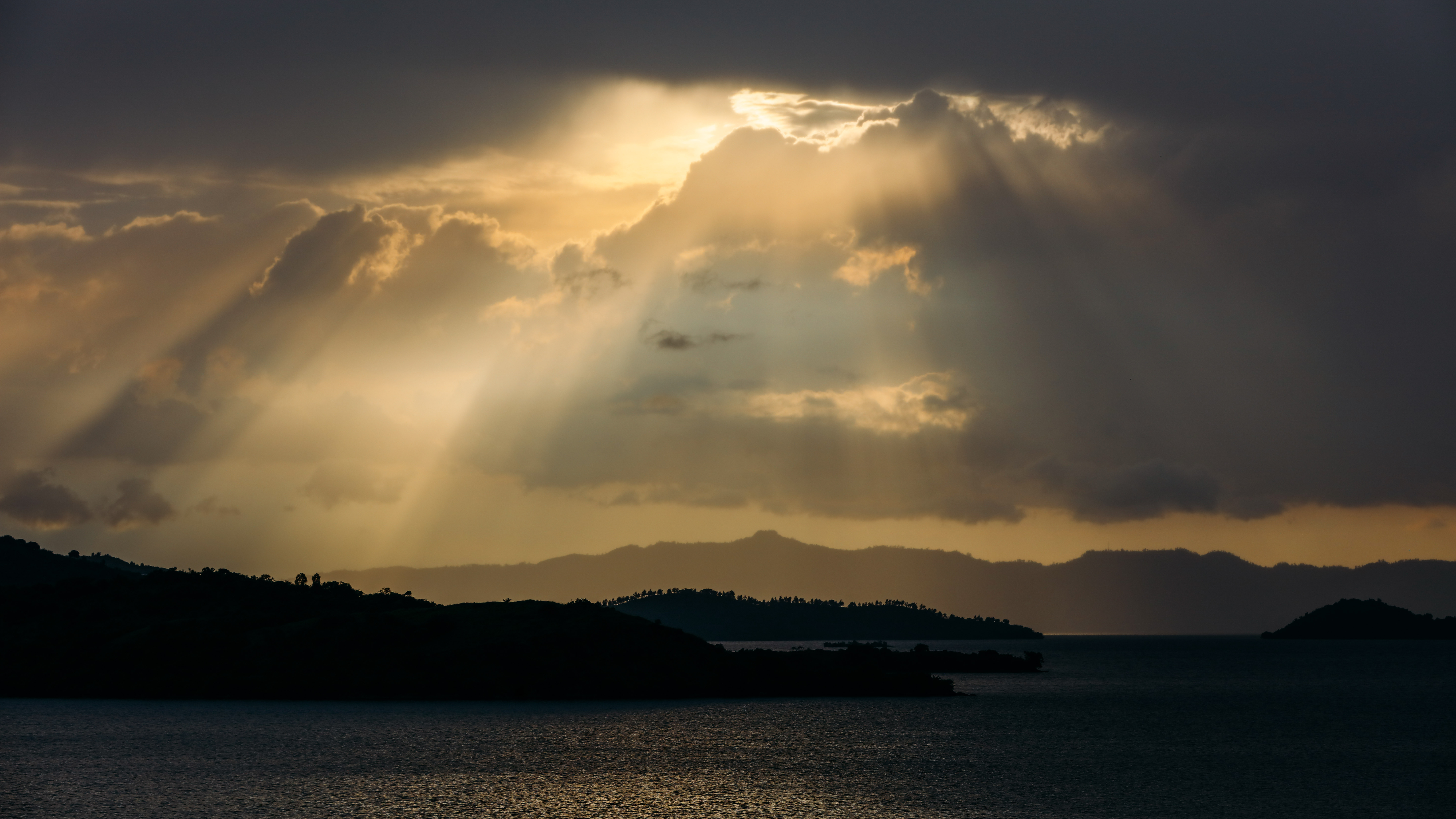 基伍湖日落也是非常漂亮,到达时候正遇到美丽的耶稣光.
