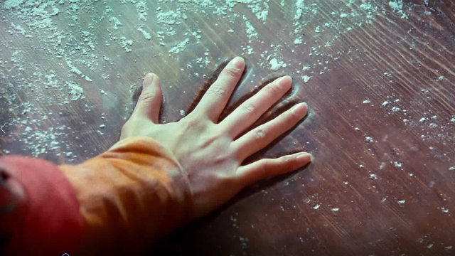 神奇女子力量惊人一巴掌就把桌子拍下一个坑还称自己是普通人