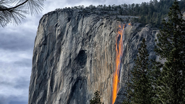 世界上居然有火瀑布每年只出现两周如同火龙从山顶冲下