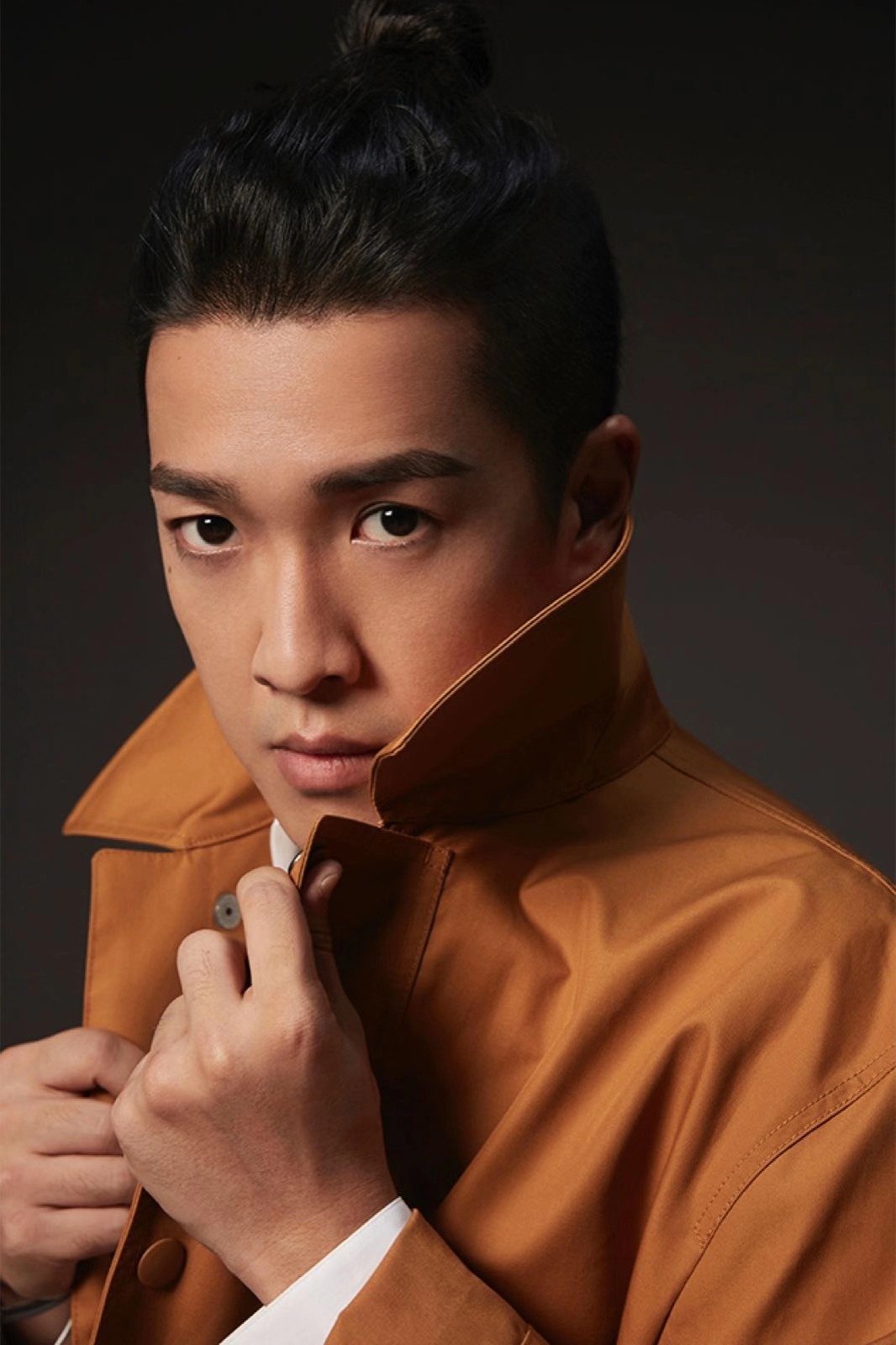 张博宇最新写真曝光 自在随性彰显绅士品格