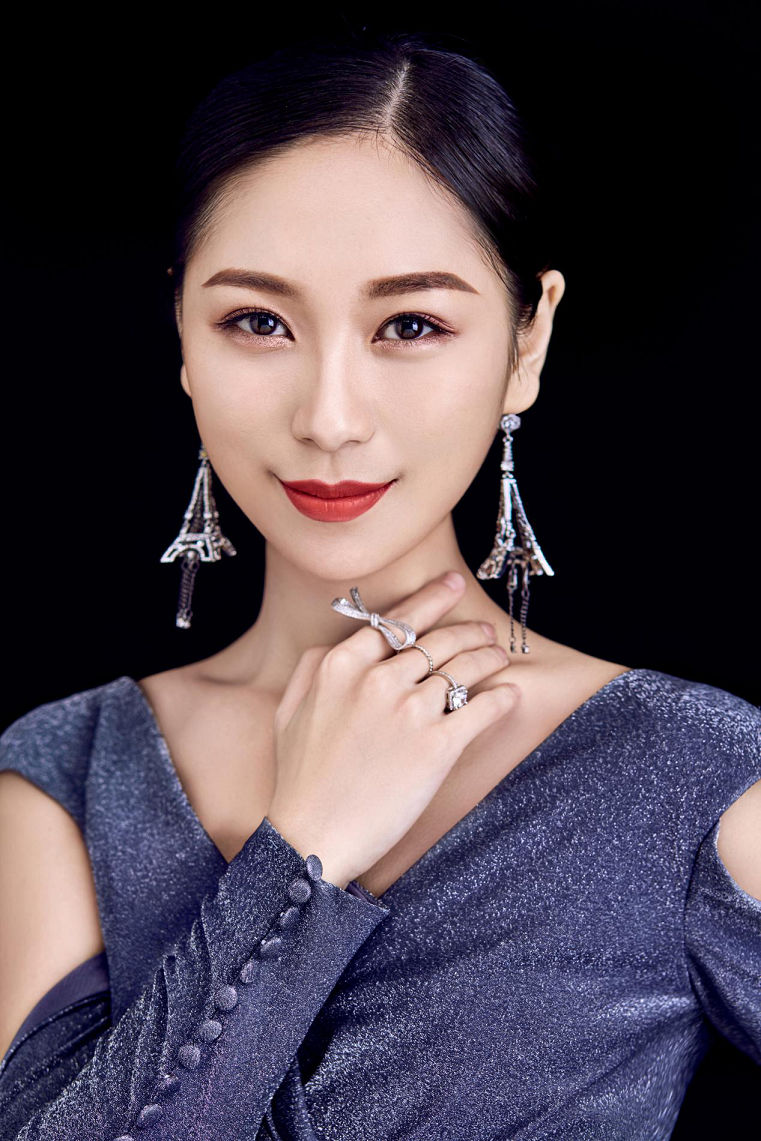 2019cctv中国少儿春晚形象大使夏誉轩敬业女星 跪地接花