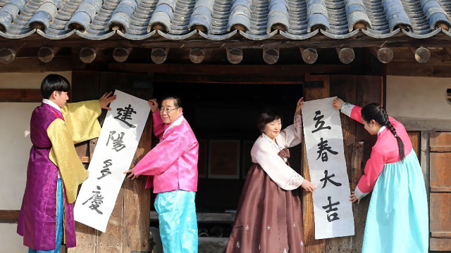 韩国人过年也贴对联但他们的对联是写在白纸上的为什么