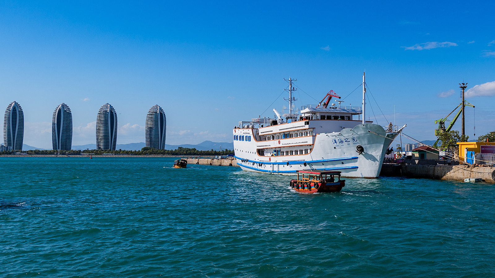 三亚海湾景色绚丽迷人 洋海之光助力游船市场__凤凰网